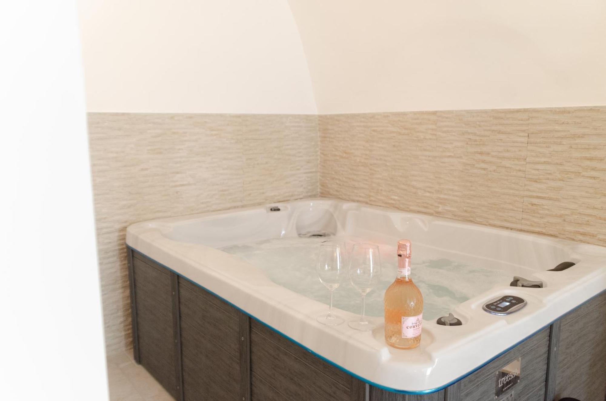 Aca Suite Luxury With Jacuzzi Adelfia 外观 照片