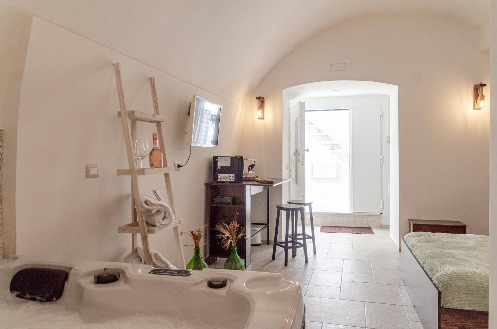 Aca Suite Luxury With Jacuzzi Adelfia 外观 照片